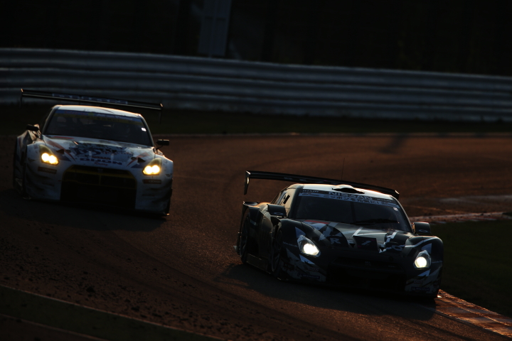 決勝レース: DIJON Racing IS GT-RとREITO MOLA GT-R 