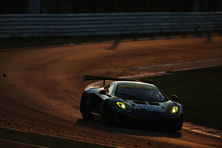 決勝レース: エヴァRT初号機アップルMP4-12C（高橋一穂／加藤寛規／カルロ・ヴァン・ダム組）