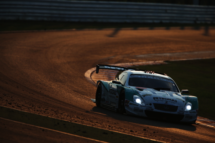 決勝レース: PETRONAS TOM'S SC430（中嶋一貴／ジェームス・ロシター組）