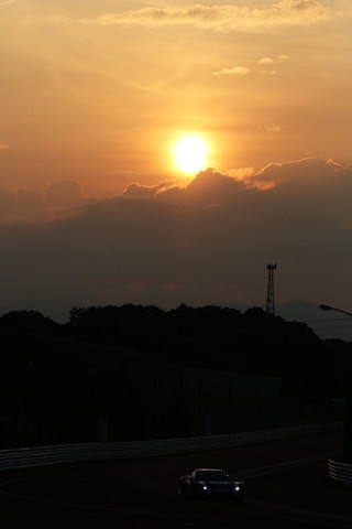 決勝レース: 鈴鹿山系に日が落ちる