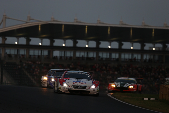 決勝レース: DENSO KOBELCO SC430（脇阪寿一／石浦宏明組）