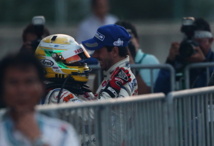 決勝レース: 健闘をたたえ合うGT500クラス優勝の山本尚貴とフレデリック・マコヴィッキィ（ウイダー モデューロ HSV-010）