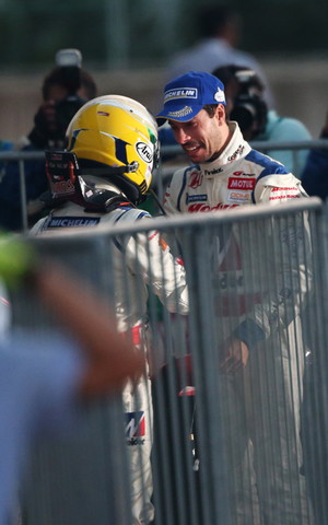決勝レース: 健闘をたたえ合うGT500クラス優勝の山本尚貴とフレデリック・マコヴィッキィ（ウイダー モデューロ HSV-010）
