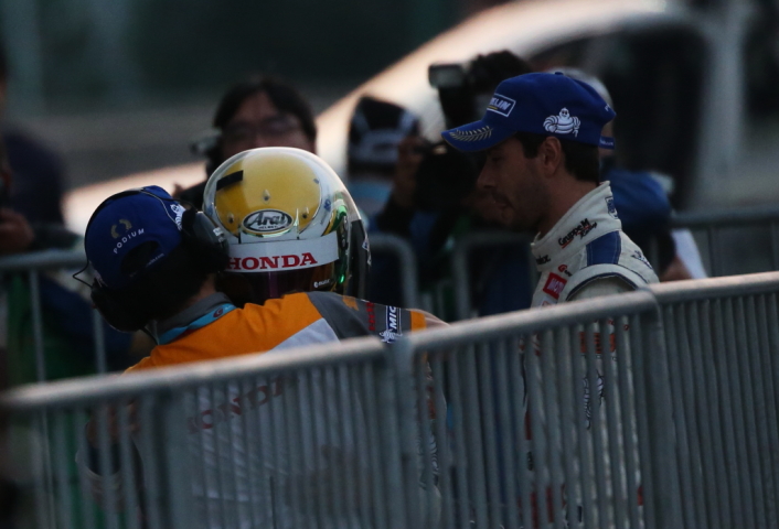 決勝レース: 健闘をたたえ合うGT500クラス優勝の山本尚貴とフレデリック・マコヴィッキィ（ウイダー モデューロ HSV-010）