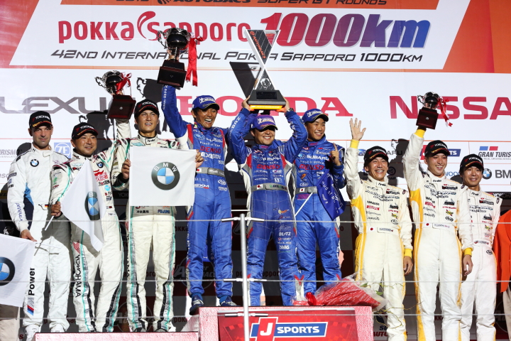 暫定表彰式: GT300クラストップ3のドライバーたち