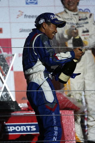 暫定表彰式: シャンパンファイトはGT300クラス優勝の井口卓人（SUBARU BRZ R&D SPORT）