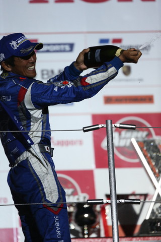 暫定表彰式: シャンパンファイトはGT300クラス優勝の山野哲也（SUBARU BRZ R&D SPORT）