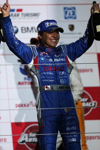 暫定表彰式: GT300クラス優勝の佐々木孝太（SUBARU BRZ R&D SPORT）