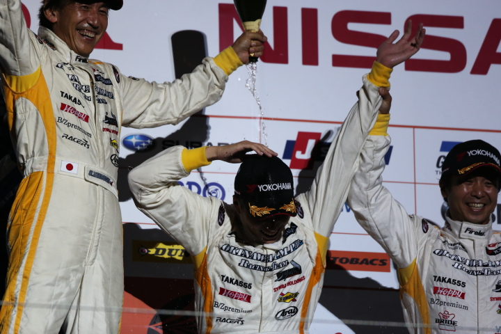 暫定表彰式: GT300クラス3位（再車検後2位に繰り上げ）の竹内浩典／土屋武士／蒲生尚弥組（OKINAWA-IMP SLS）