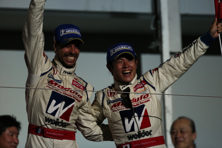 暫定表彰式: GT500クラス優勝の山本尚貴／フレデリック・マコヴィッキィ組（ウイダー モデューロ HSV-010）