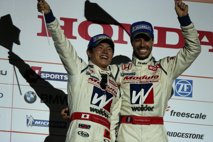 暫定表彰式: GT500クラス優勝の山本尚貴／フレデリック・マコヴィッキィ組（ウイダー モデューロ HSV-010）