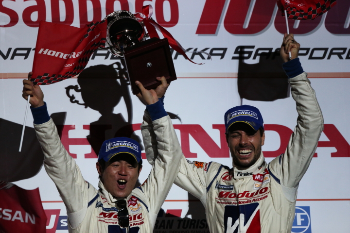 暫定表彰式: GT500クラス優勝の山本尚貴／フレデリック・マコヴィッキィ組（ウイダー モデューロ HSV-010）