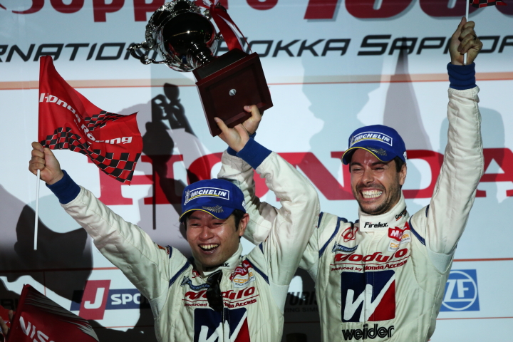 暫定表彰式: GT500クラス優勝の山本尚貴／フレデリック・マコヴィッキィ組（ウイダー モデューロ HSV-010）