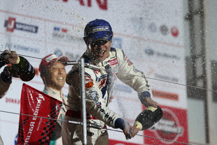 暫定表彰式: シャンパンファイトはGT500クラス優勝の山本尚貴（ウイダー モデューロ HSV-010）