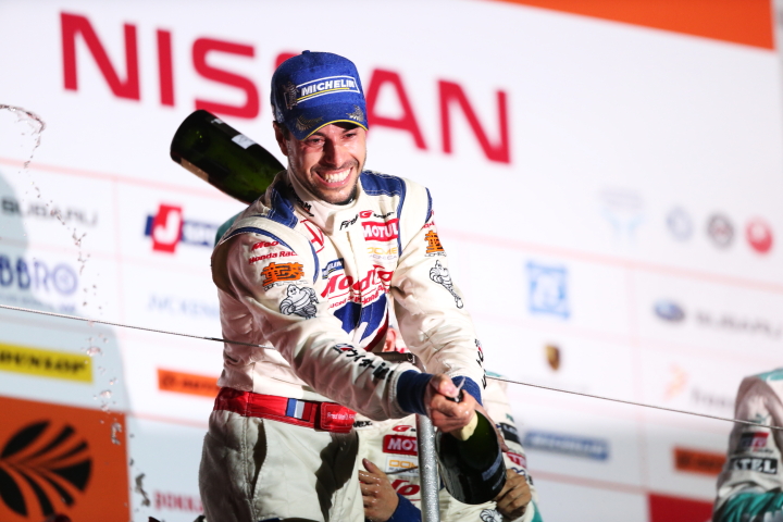 暫定表彰式: シャンパンファイトはGT500クラス優勝のフレデリック・マコヴィッキィ（ウイダー モデューロ HSV-010）