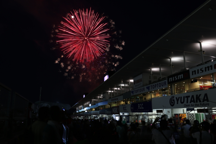 決勝レース: 勝者をたたえる花火