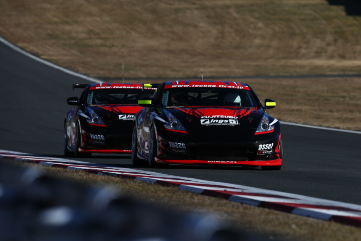 ニスモフェスティバル: 今シーズン、スーパー耐久ST-3クラスを戦ったassetテクノZ34のランデブー走行（34号車、35号車）