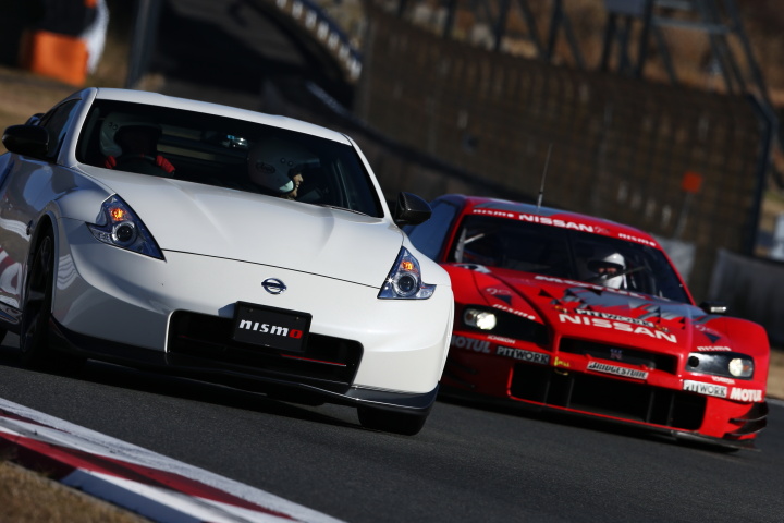 ニスモフェスティバル: フェアレディZ（左）とモチュールピットワークGT-R（右）