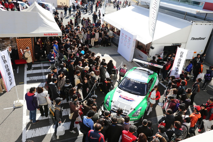 ニスモフェスティバル: 日産大学校のブースは大盛況