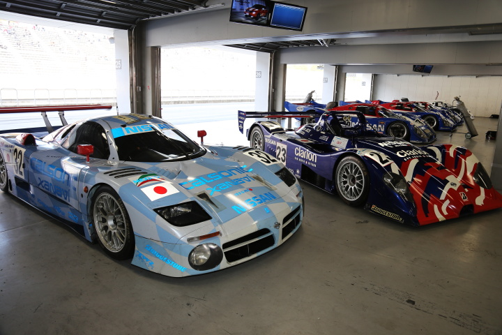 ニスモフェスティバル: 日産R390（1998年ルマン・3位入賞車／手前）、日産Ｒ３９１（１９９９年・ルマン／奥）