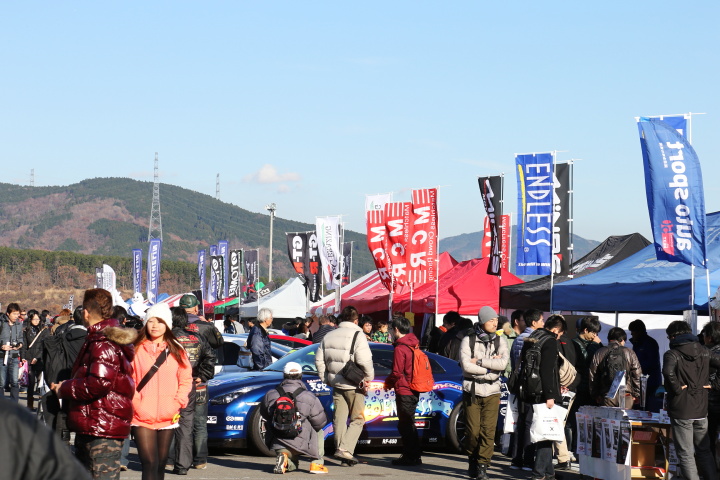 ニスモフェスティバル: 各ブースも多くの人でにぎわった