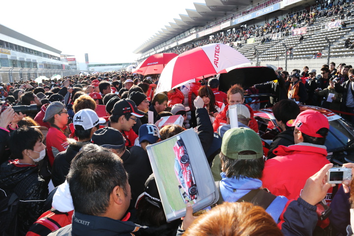 ニスモフェスティバル: コース上でのサイン会も大盛況