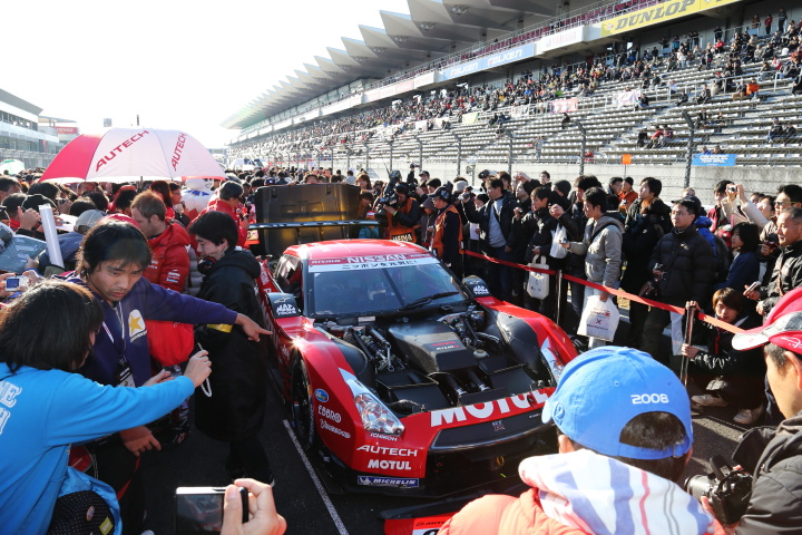 ニスモフェスティバル: 今シーズンを戦ったGT-Rに見入るファンたち