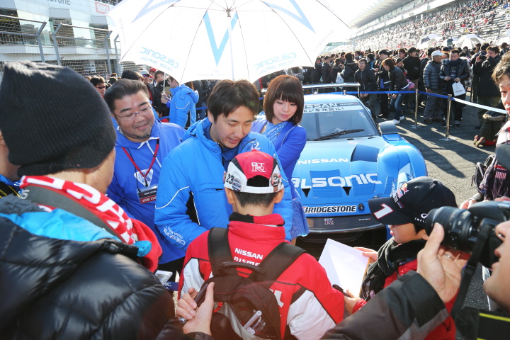 ニスモフェスティバル: サインをする松田次生