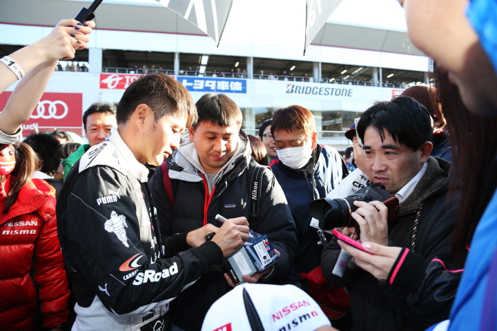 ニスモフェスティバル: サインをする本山哲