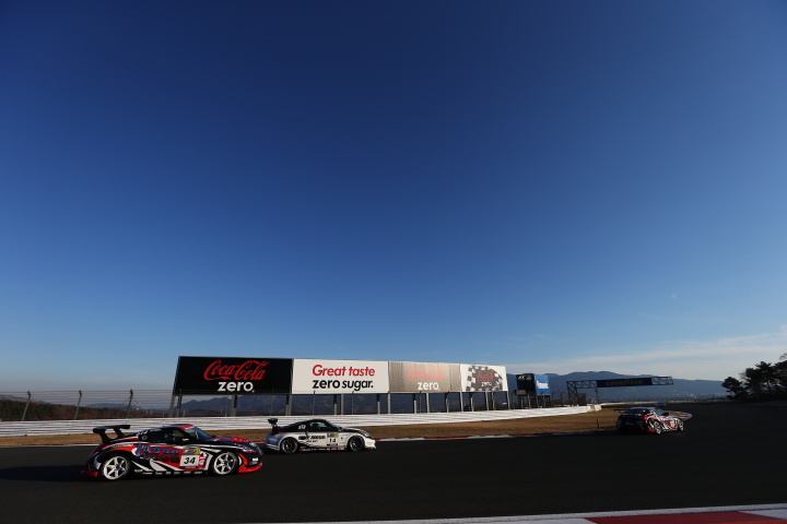 ニスモフェスティバル: 今シーズン、スーパー耐久ST-3クラスを戦ったassetテクノZ34（左）