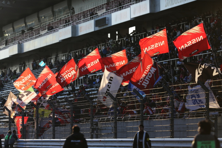 ニスモフェスティバル: グランドスタンドには日産の旗がはためく