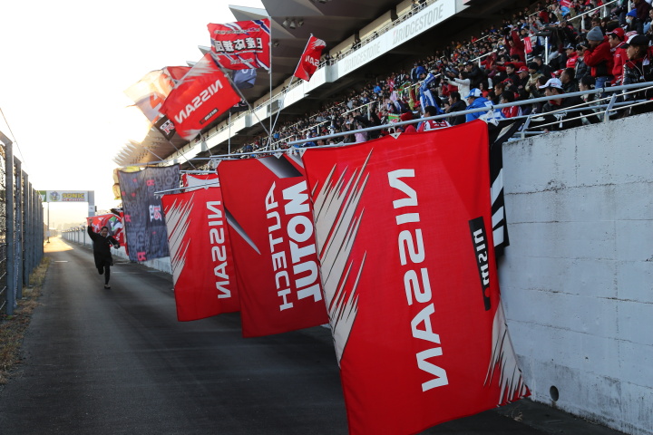 ニスモフェスティバル: スタンドに陣取った日産ファンの前を走り出したピエール・北川アナウンサー