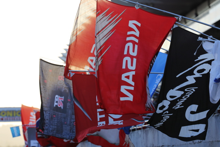 ニスモフェスティバル: グランドスタンドには日産の旗がはためく