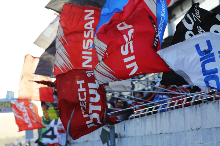 ニスモフェスティバル: グランドスタンドには日産の旗がはためく