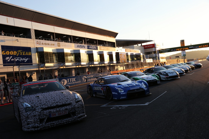 ニスモフェスティバル: メーンストレート上に整列した日産のレース車