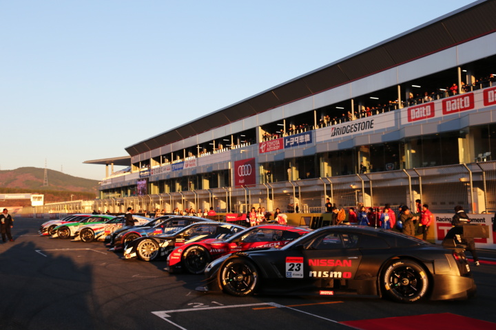 ニスモフェスティバル: メーンストレート上に整列した日産のレース車