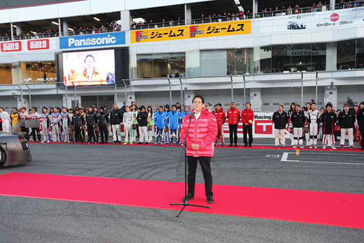 ニスモフェスティバル: フィナーレで最後のあいさつをするニスモ・宮谷正一社長