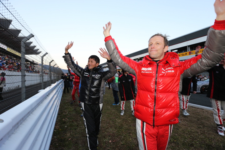 ニスモフェスティバル: ファンに手を振る本山哲選手（左）とロニー・クインタレッリ選手（右）