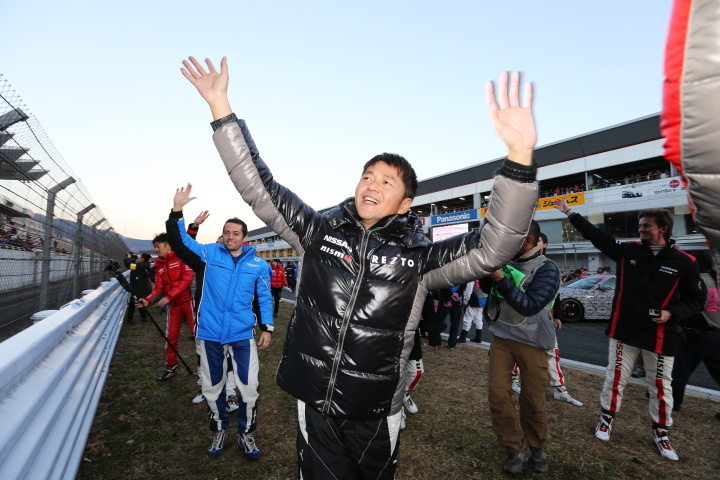 ニスモフェスティバル: ファンに手を振る本山哲選手