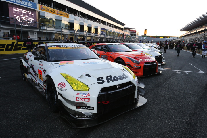 ニスモフェスティバル: メーンストレート上に整列した日産のレース車