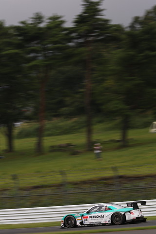 公式練習: GT500:PETRONAS TOM'S SC430（中嶋一貴／ジェームス・ロシター組）