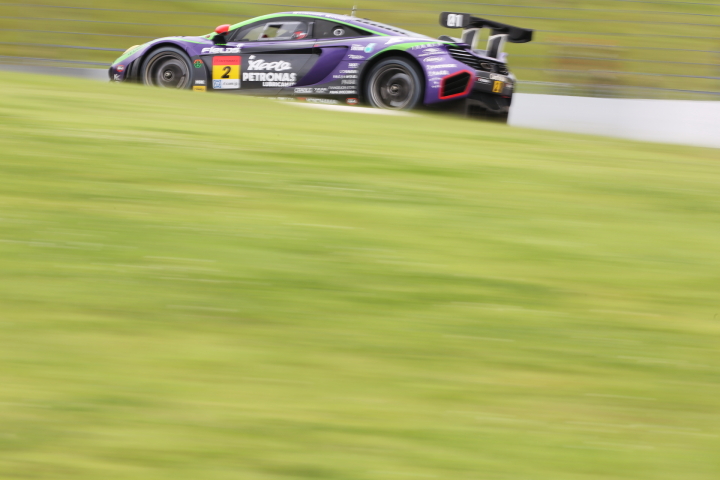 公式練習: GT300:エヴァRT初号機アップルMP4-12C（高橋一穂／加藤寛規組）
