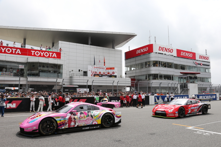 決勝日ピットウォーク: ももいろクローバーZとザナヴィニスモGT-R
