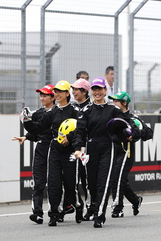 ピットウォーク: ももいろクローバーZ