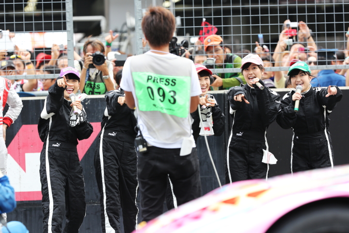 ピットウォーク: ももいろクローバーZ