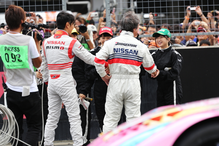 ピットウォーク: 柳田真孝、星野一義監督とももいろクローバーZ