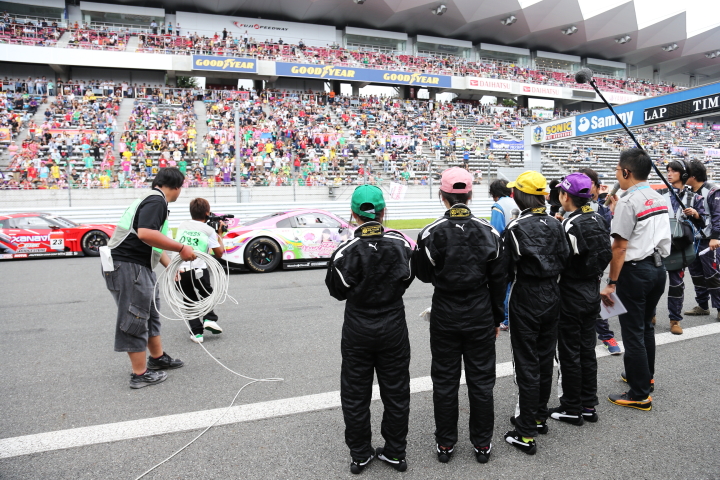 ピットウォーク: ももいろクローバーZ