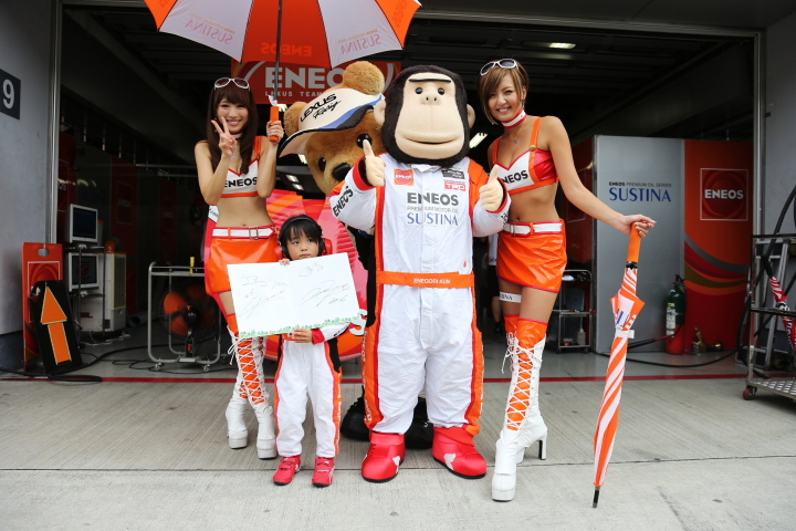 ピットウォーク: レースクイーンとレクサスクマ吉、エネゴリくん