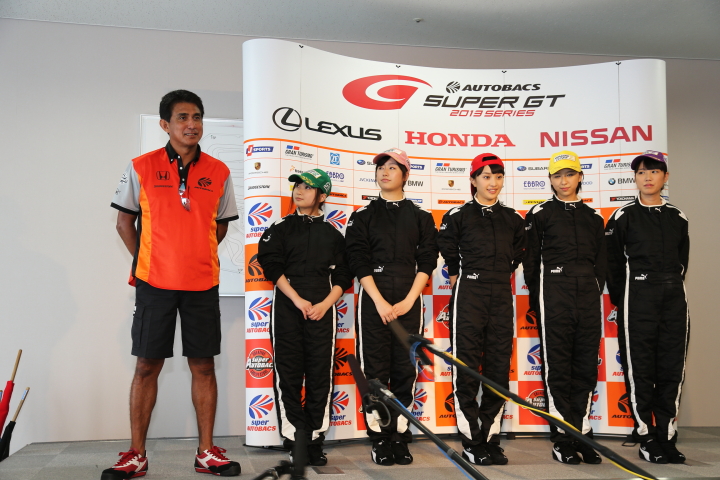 フォトセッション: 鈴木亜久里監督とももいろクローバーZ