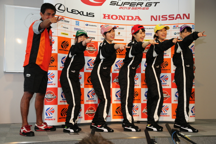 フォトセッション: 鈴木亜久里監督とももいろクローバーZ